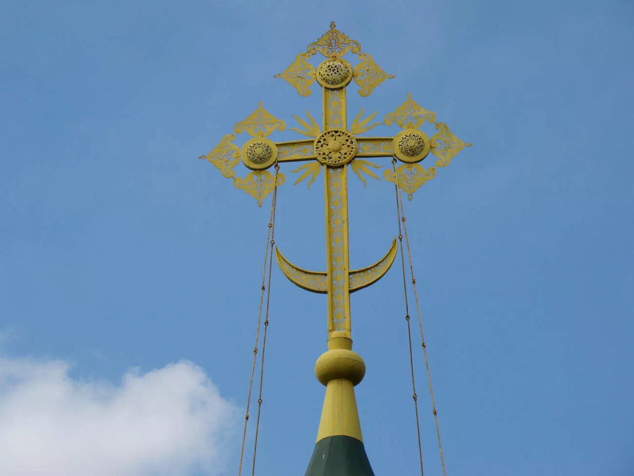 Закладной крест успенского собора ярославль. Кресты с полумесяцем на храмах. Кресты с полумесяцем на храмах. Кресты с полумесяцем на храмах. Христианский крест на церкви.