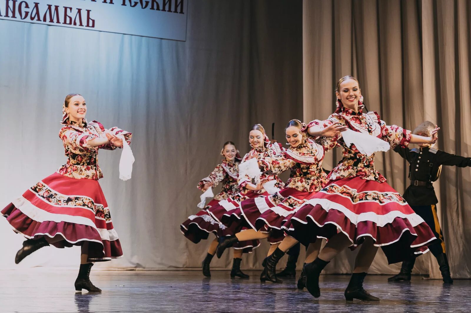 Народный творческий коллектив. Ансамбль плясунья Владивосток. Народного ансамбля танца "Боярышня".. Боярышня Кострово народный ансамбль. Боярушка ансамбль Кострово.