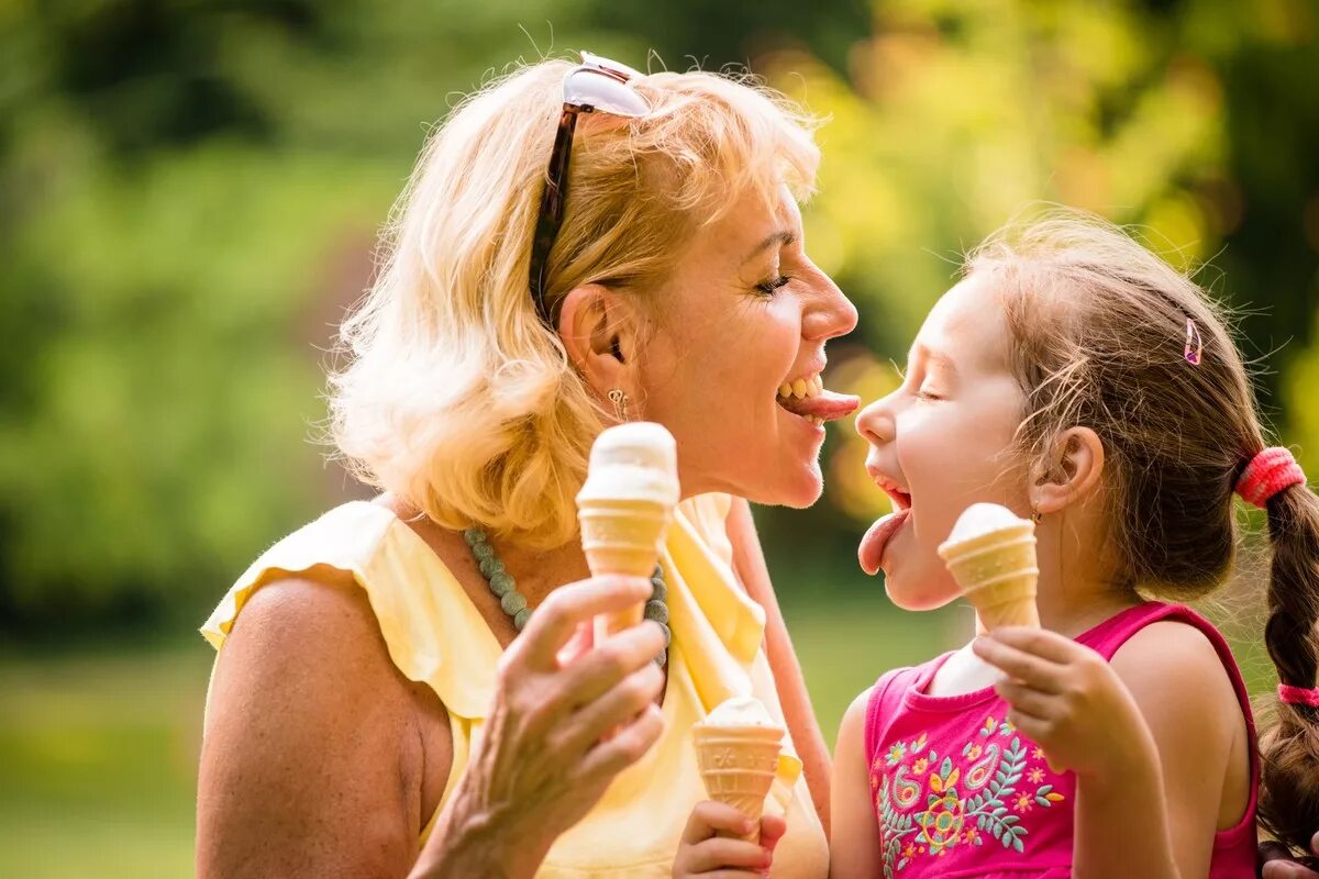 Мать и дочка сосут. Ребенок с мороженым. Дети едят мороженое. Девочка и мороженое. Дети лижут мороженое.