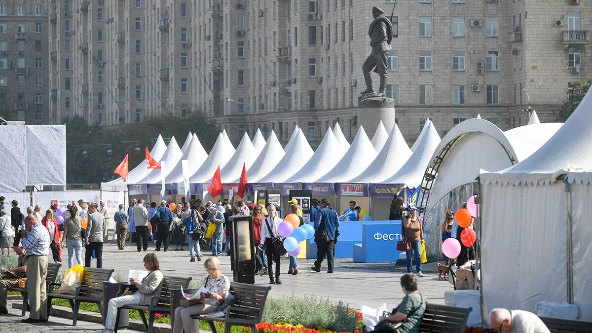 Фестивали в москве. Фестиваль 17 18 августа в москве. Парк зарядье 22 июня. Фестиваль 17 18 августа в москве. Фестиваль фейерверков ростех.