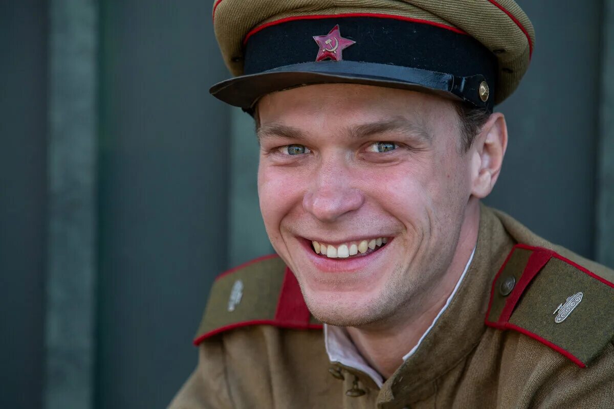 Том харди в фильме номер 44. Сергей бурунов в молодости. Анатолий кот шкалин. Актер сыгравший в кинофильме. Дуэйн джонсон джуманджи.