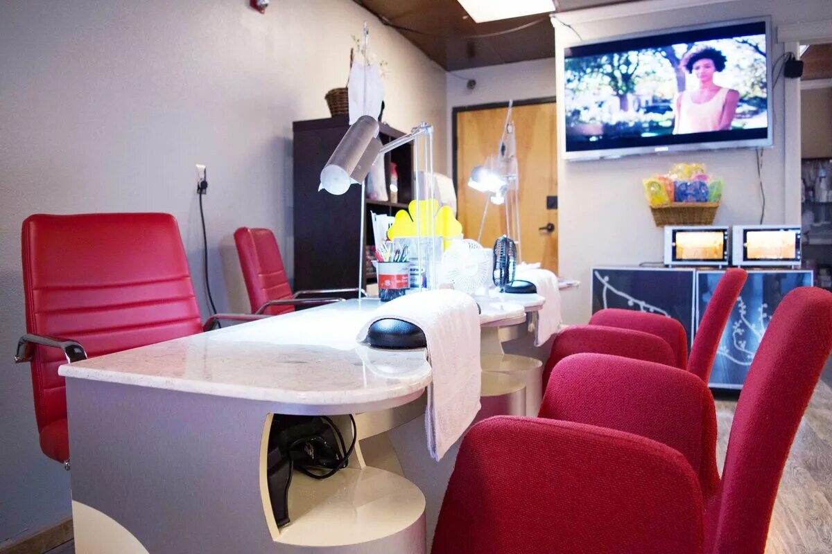 Лаборатория для салона красоты. Студия елены петрушиной. Маникюрный салон 1. Интерьер студии маникюра. Интерьер салона маникюра.