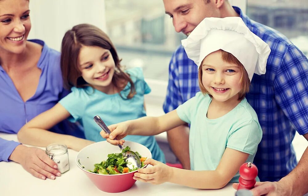 Семья в кофейне. Здоровое питание в семье. Многодетная семья. Family feed. Завтрак с семьей.