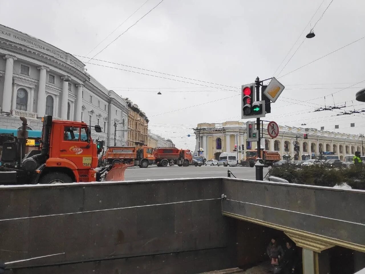 Почему сегодня перекрыт центр санкт петербурга. Перекрестки невского проспекта санкт-петербург. садовая невский проспект перекресток. невский проспект пробка. перекрыт санкт-петербург.