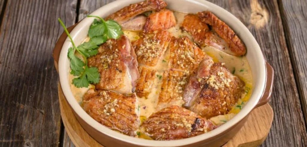Курица по-грузински чкмерули. Грузинская кухня курица чкмерули. Цыпленок чкмерули. Грузинская курица чкмерули. Хачапури чкмерули.