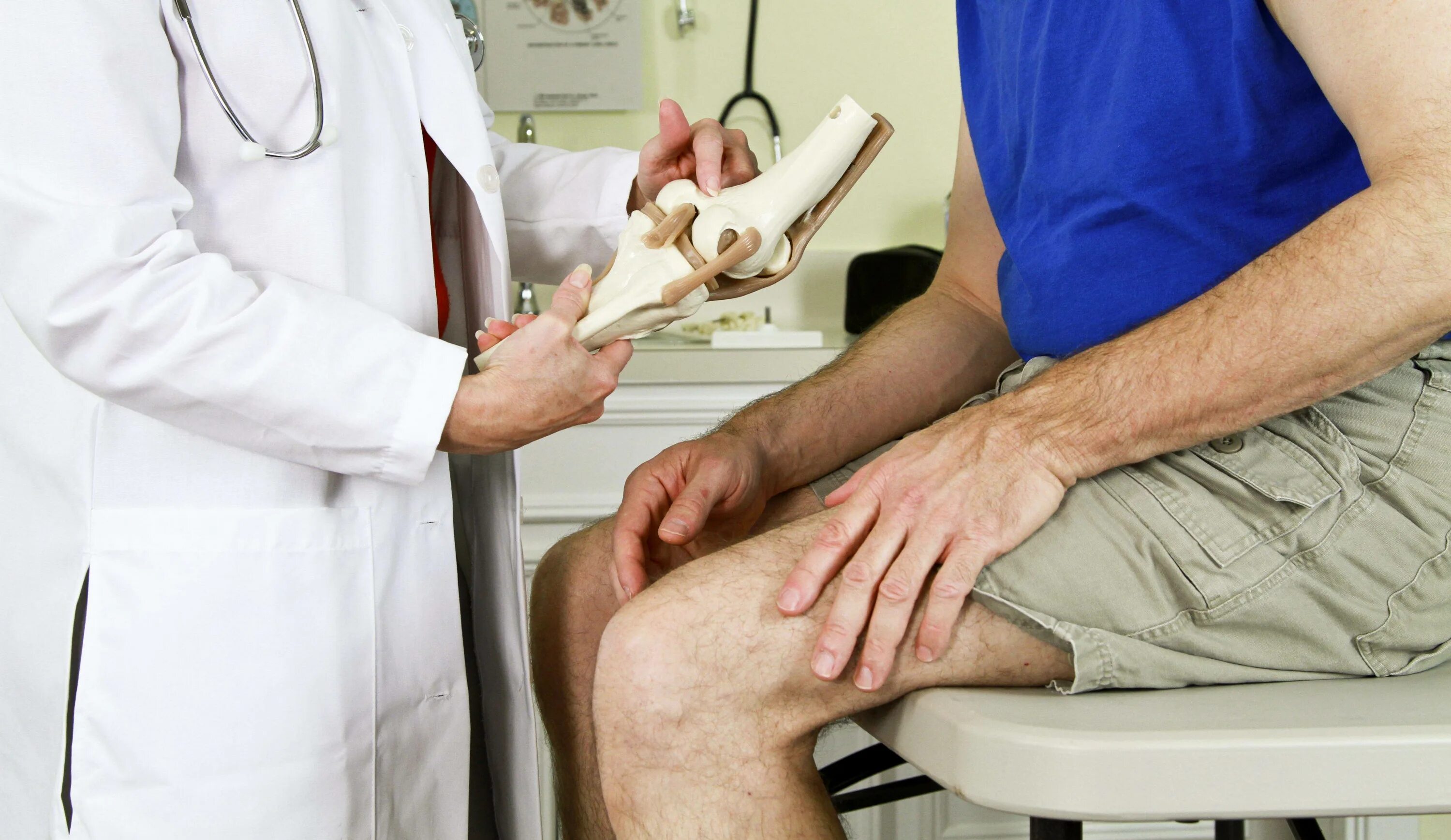 Врач суставы. Травматолог колено. Доктор показывает сустав. Врач лечащий суставы ног