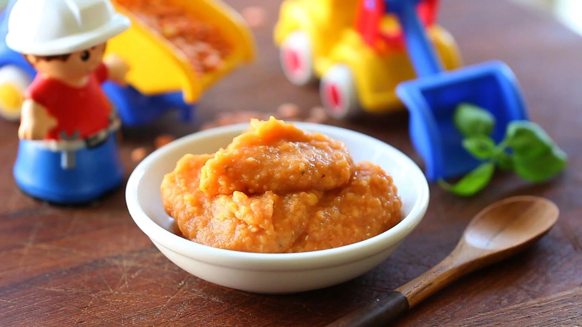 Приготовить мясное пюре. Морковное пюре детское. каши и овощные пюре детские. беби пюре. детский кашки и пюрешки.