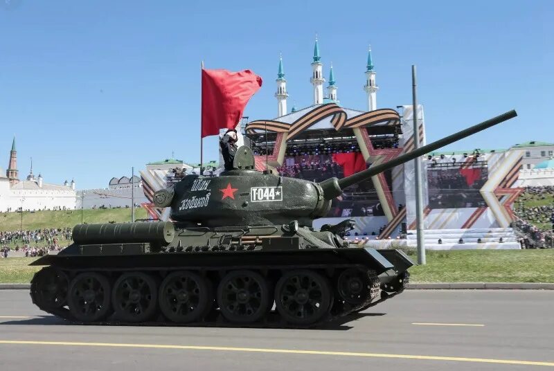 Танки на красной площади. Танк т 34 85 на параде. Новосибирский колхозник танк т-34. Танк победы 2024. Танк на параде в москве.