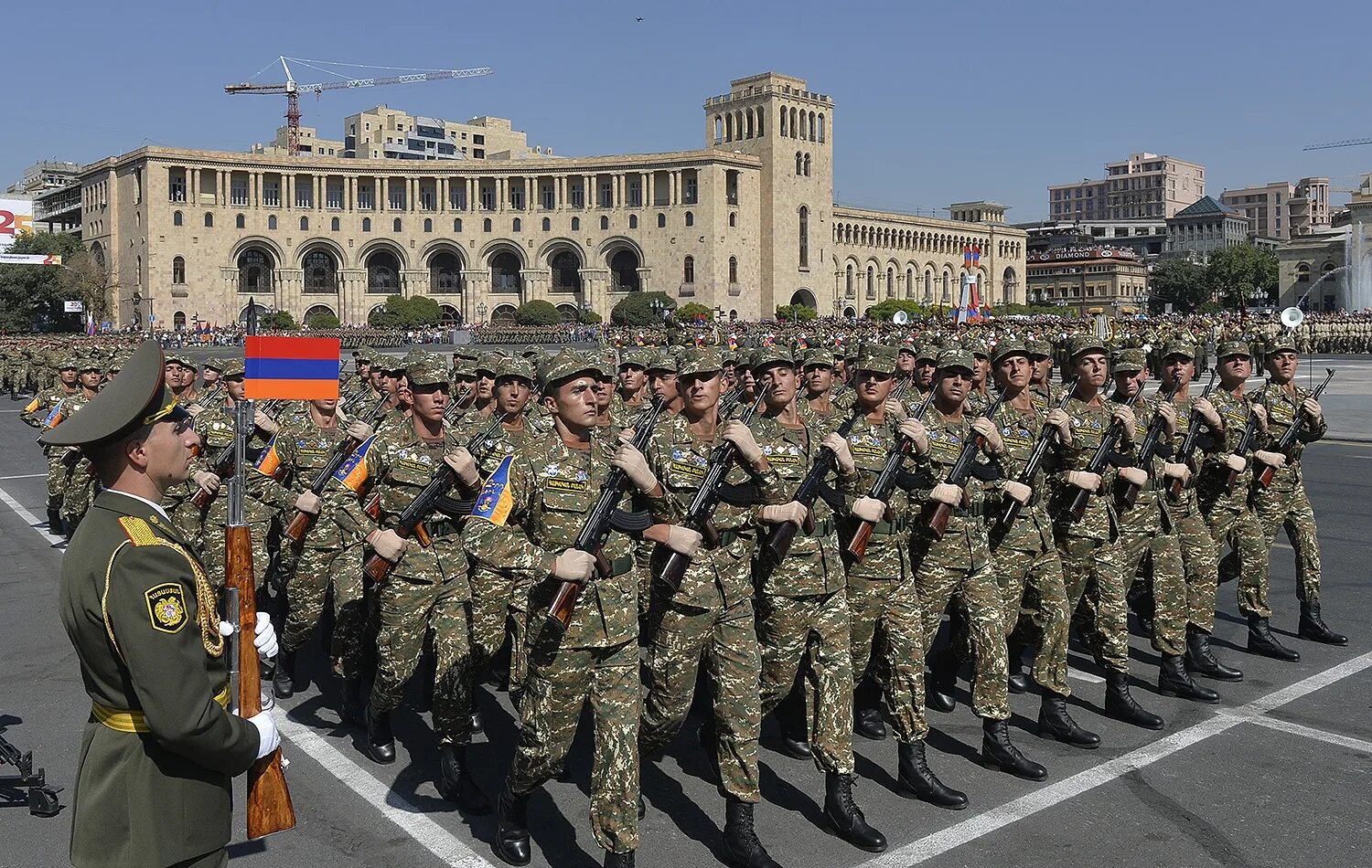 Ереван сентябрь. Армия вс Армении. Вооружённые силы Армении 2022. Военный парад в Ереване. 21.09.1996. Солдат вс Армении.