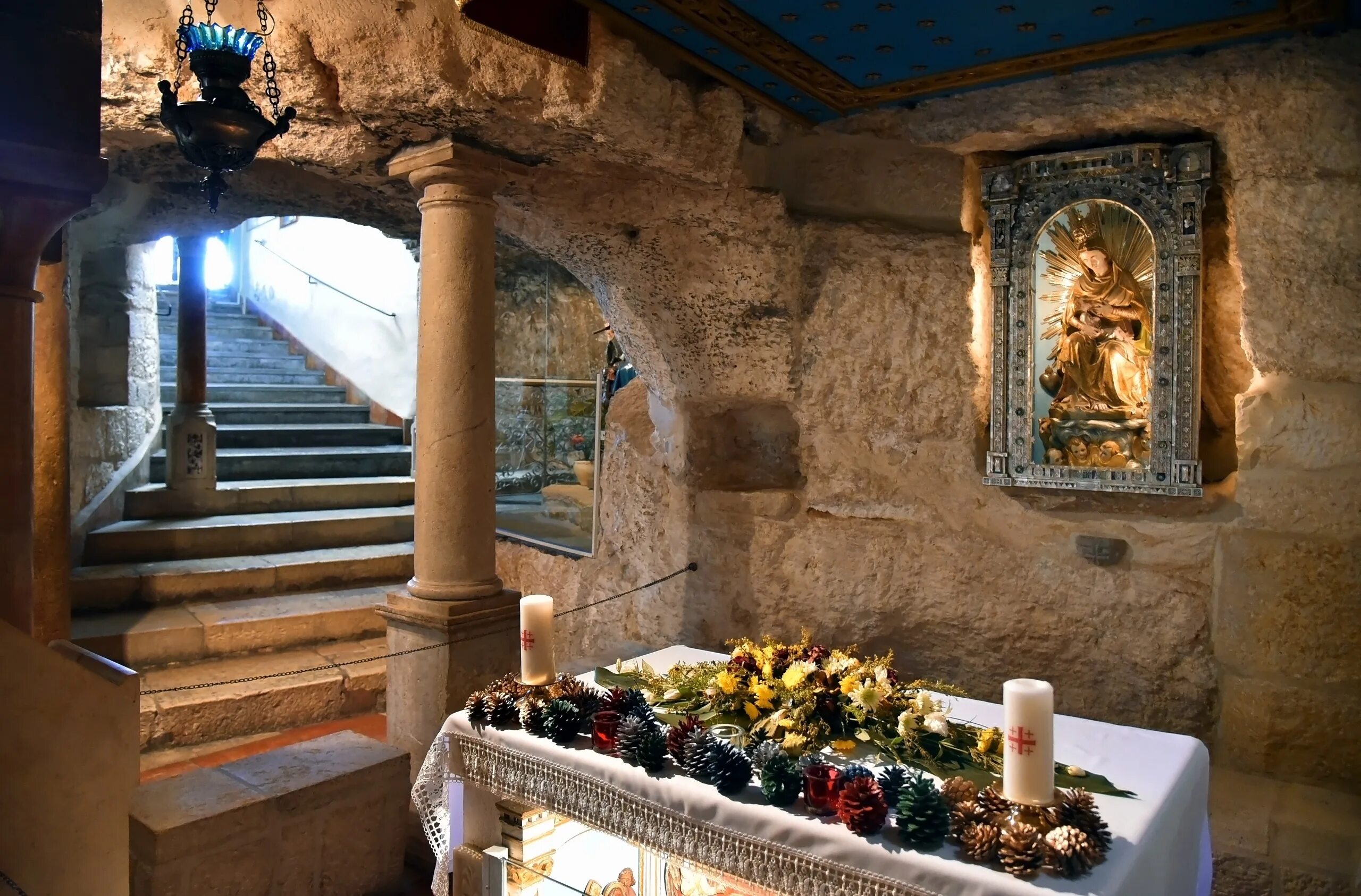 Где родился христос город. Вифлеем храм Рождества пещера. Пещера рождения Иисуса Христа в Вифлееме. Молочный грот в Вифлееме. Пещера Рождества Христова в Вифлееме.