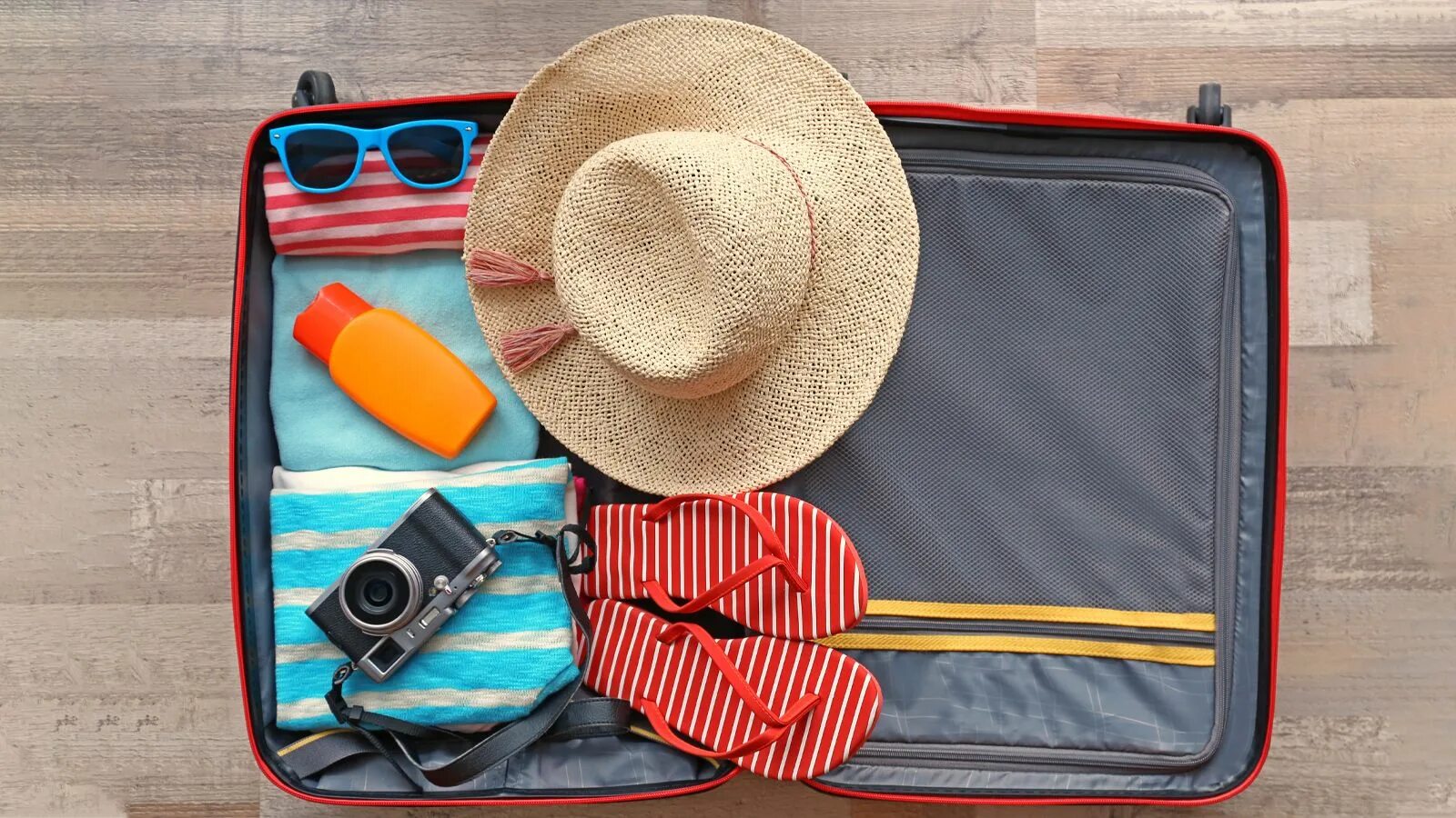 Вещи в путешествие. Необходимые вещи для путешествия. Сбор чемодана. Вещи в отпуск.