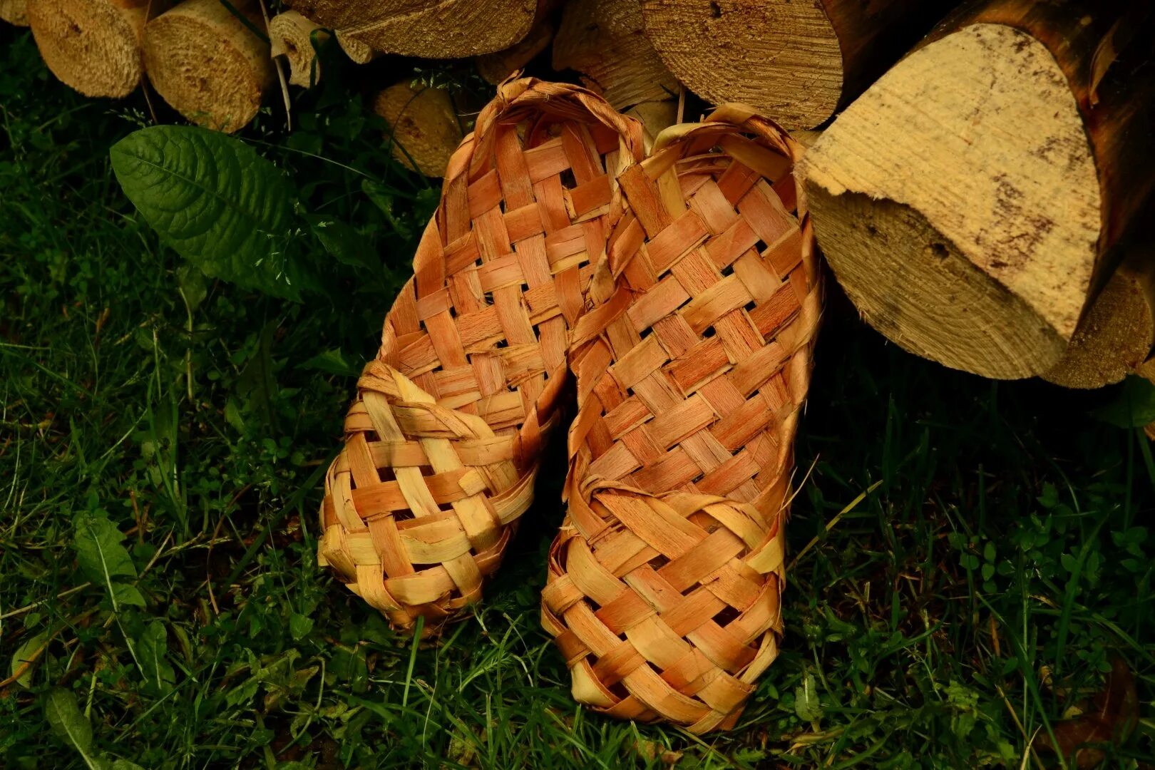 Липовое лыко. Обувь из лыка. Короб из лыка. Посуда из лыка. Лыко лаптей бородой трясет