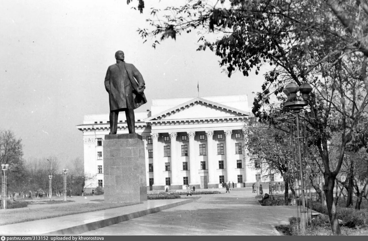 Февраль зима тюмень. Тюмень первомайская, 8 (гостиница «заря»),. Тюмень ул мельникайте 80-е. Тюмень 2000 год. Тюменская филармония в 70-х.