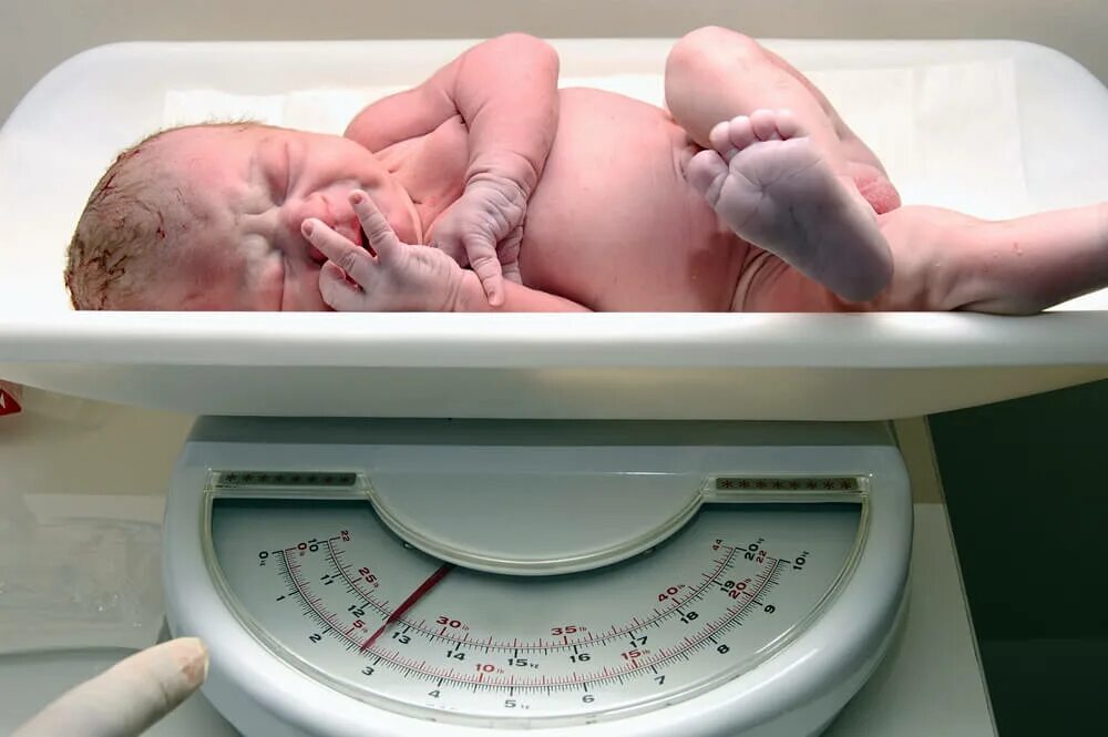После рождения необходимо. Вес новорожденного ребенка. Новорожденные с маленьким весом. Взвешивание недоношенного.