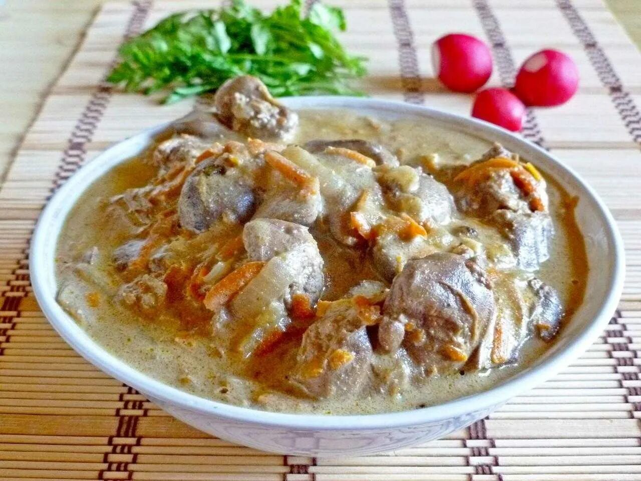 Вкусно куриная печень с подливкой. Куриная печенка тушеная в сметане. Куриная печень в сметане с луком. Печень в сметанном соусе. Куриная печень в сметане с луком на сковороде.