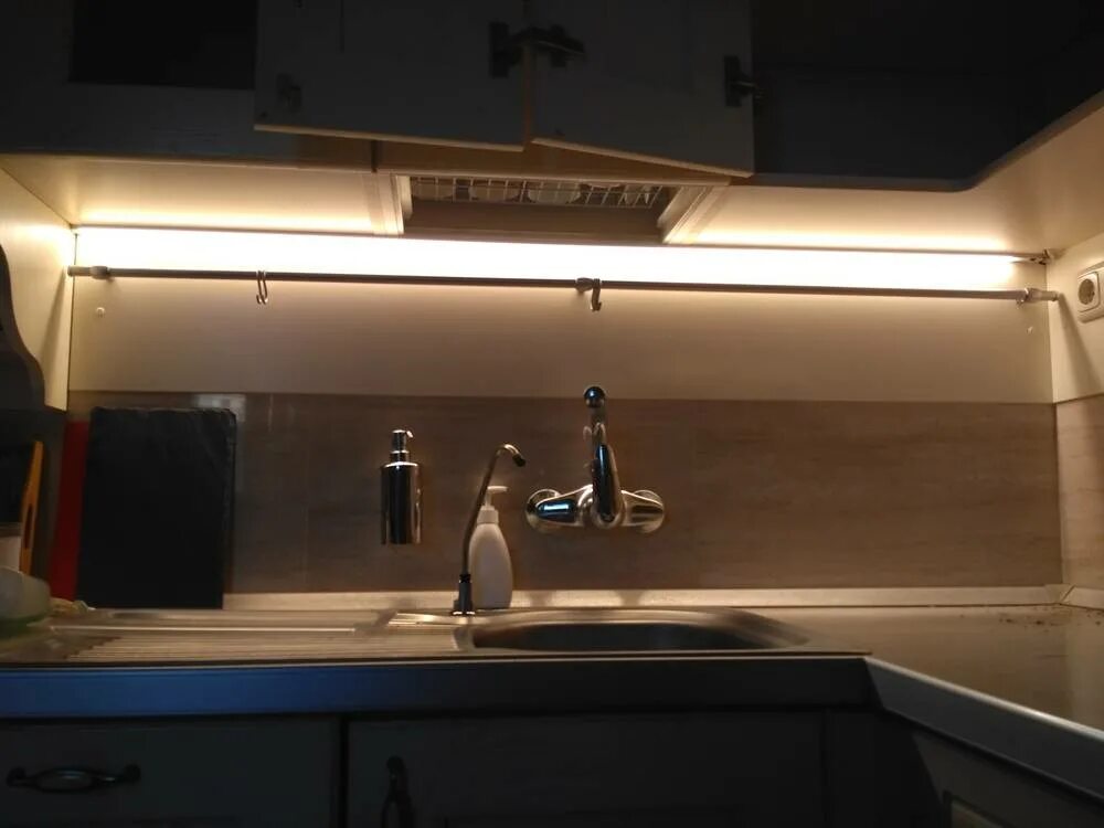 Подсветка для кухни. Светодиодная подсветка для кухни. Подсветка под кухонными шкафами. Подсветка столешницы на кухне. Как крепится подсветка