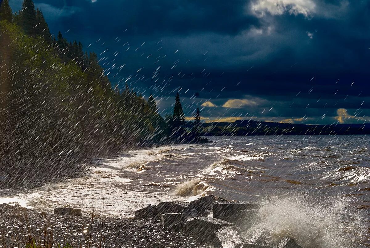 Есть ли шторм. Шторм на реке Волга. Шторм на Волге. Буря на реке. Дождь на реке.