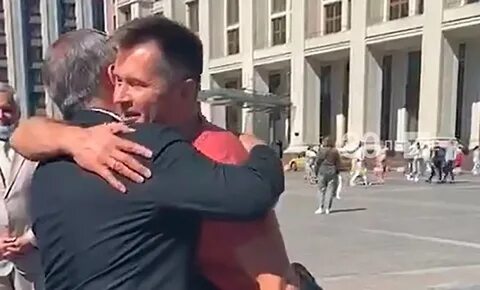 Встретился на площади
