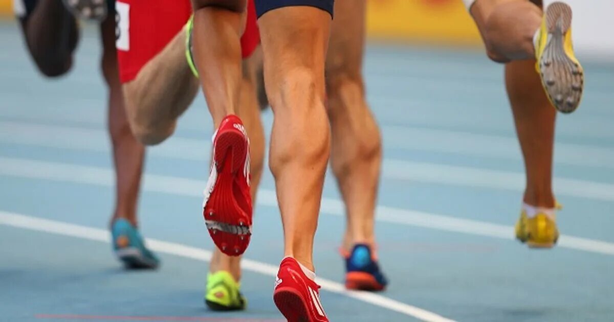 Легкая атлетика какая обувь. Ноги легкоатлетов. Икры легкоатлета. Икры спортсменов. Икры бегунов.