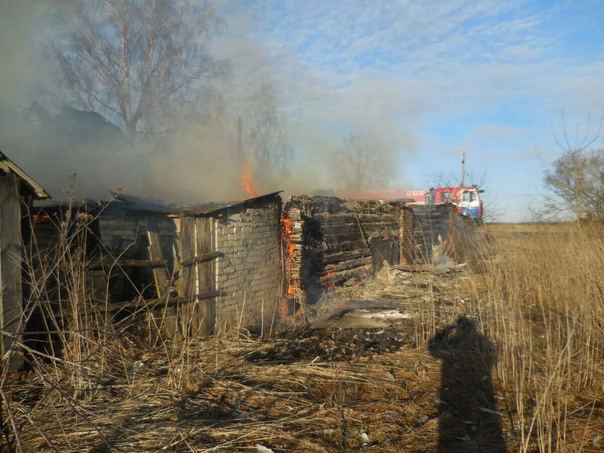 Дом в деревне в бобруйском районе. Пожары. горящий дом. пожар в доме. деревня.