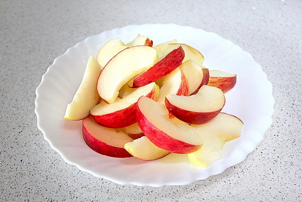 Яблоки кусочки рецепт. Яблоки нарезанные ломтиками. Яблоко порезанное дольками. Нарезка ломтиками яблоки. Яблочные дольки.