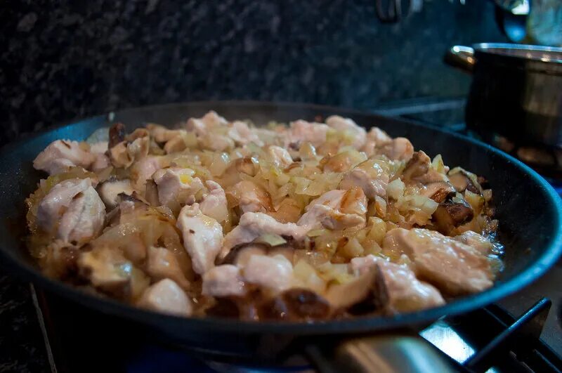 Картошка с шампиньонами в сметанном соусе. Шампиньоны на сковородке. Шампиньоны с курицей на сковороде с луком. Курица с грибами в сметанном соусе. Грибы на сковородке.