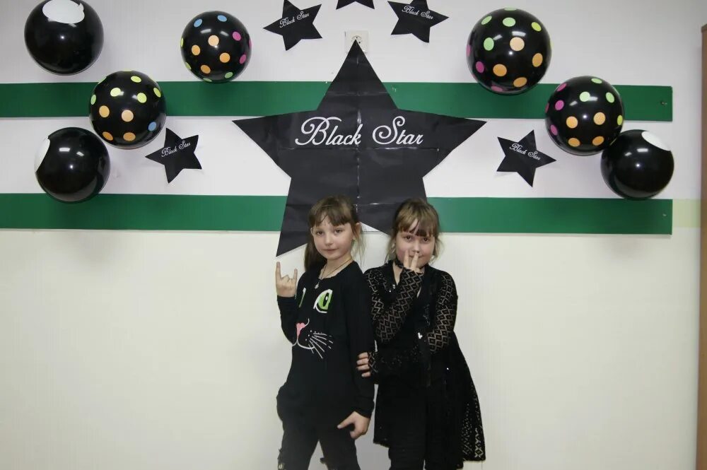 Black star 13 одежда. Кан певец. Вечеринка в стиле блэк стар. Блэкстар blackstar одежда. Стиль блэк стар.