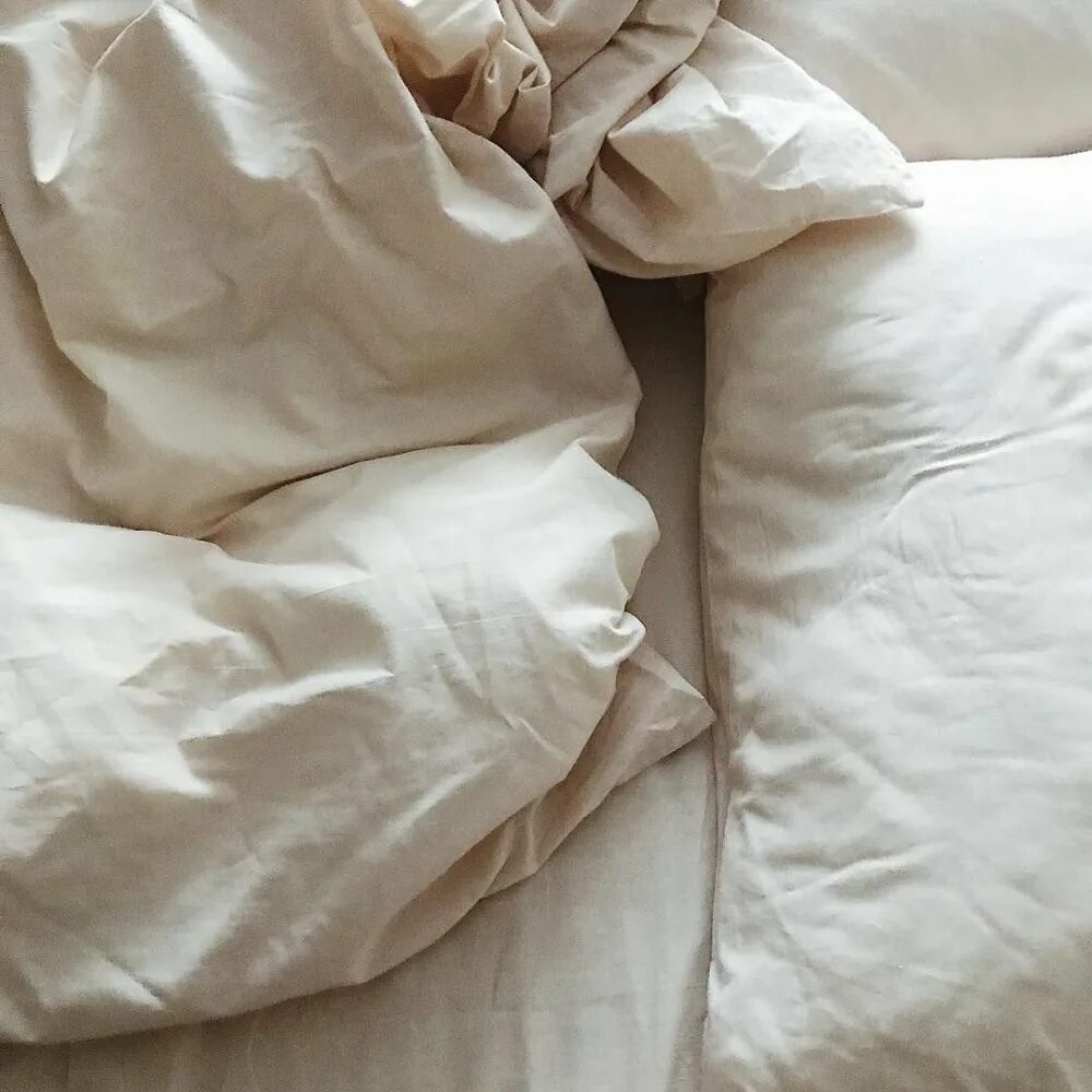 Помятые простыни песня. Одеяло Эстетика. Белая смятая постель. Постельное белье Эстетика. Скомканное одеяло.
