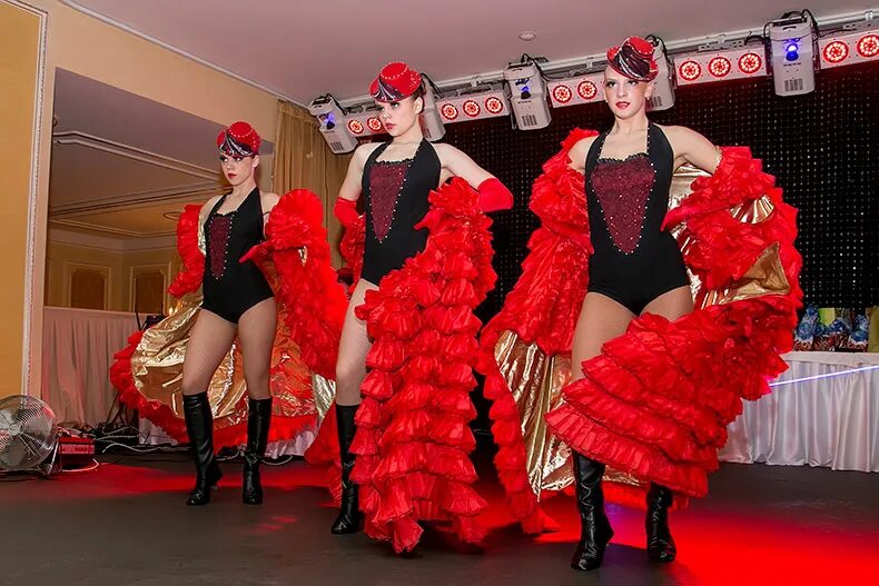 сценка на 8 на корпоратив