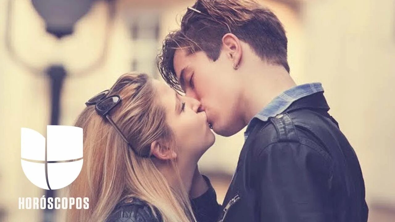 После какого свидания можно целоваться. Девушка мотора поцелуи. Парень и девушка. Парень и девушка. Парень и девушка.