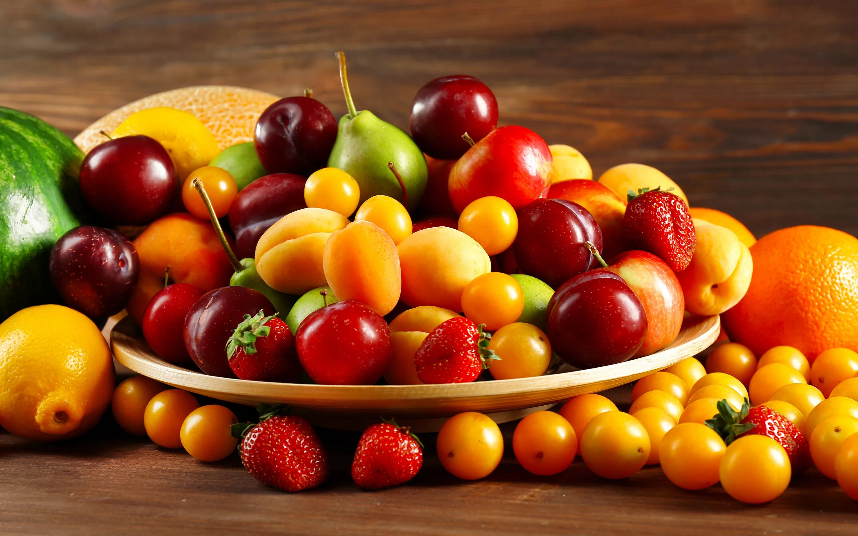 Куча фруктов. Слива персик черешня абрикос. Косточковые ягоды. Фрукты и ягоды. Плодовые деревья (вишня, яблоня, груша, слива).