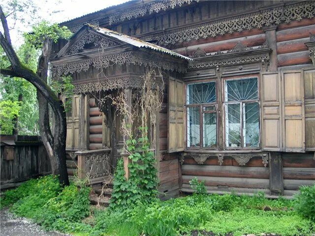 деревенский домик с крыльцом. деревенский дом с крылечком. старинный дом с крыльцом. старый дом с крыльцом. крыльцо в деревенском доме.