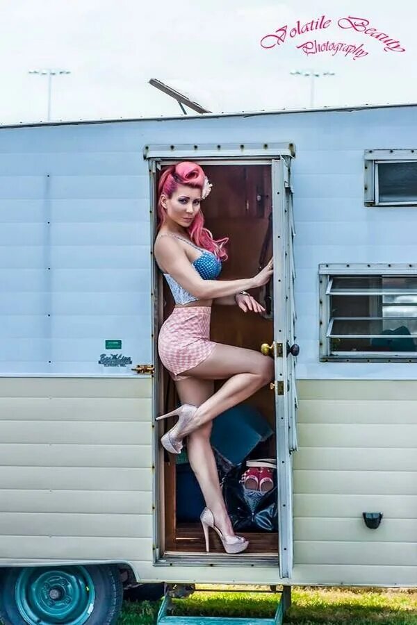 Trailer trash. Треш фото с путешествий. Реднеки вайт трэш. Фото трейлер треш. Trailer park trash.