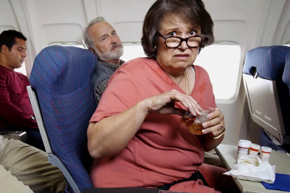 Можно ли людям летать. Самолет с пассажиром. Пенсионеры в самолете. Боязнь летать на самолете. Бабушка в самолете.