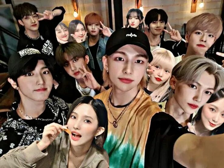 Группа stray kids. Stray kids thunderous костюмы красные. K pop stray kids. Кпоп stray kids. Йеджи и хенджин.
