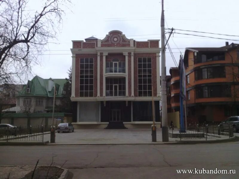 Улица минская краснодар дзержинского. Дзержинского, д. Семья офис краснодар. Дзержинского 130 краснодар здание. Улица минская краснодар дзержинского.