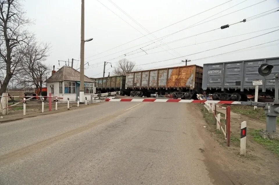 Переехал в ростовскую область. Таганрог Железнодорожный переезд. Таганрог Железный переезд. ЖД переезд. ЖД переезд Славянск на Кубани.