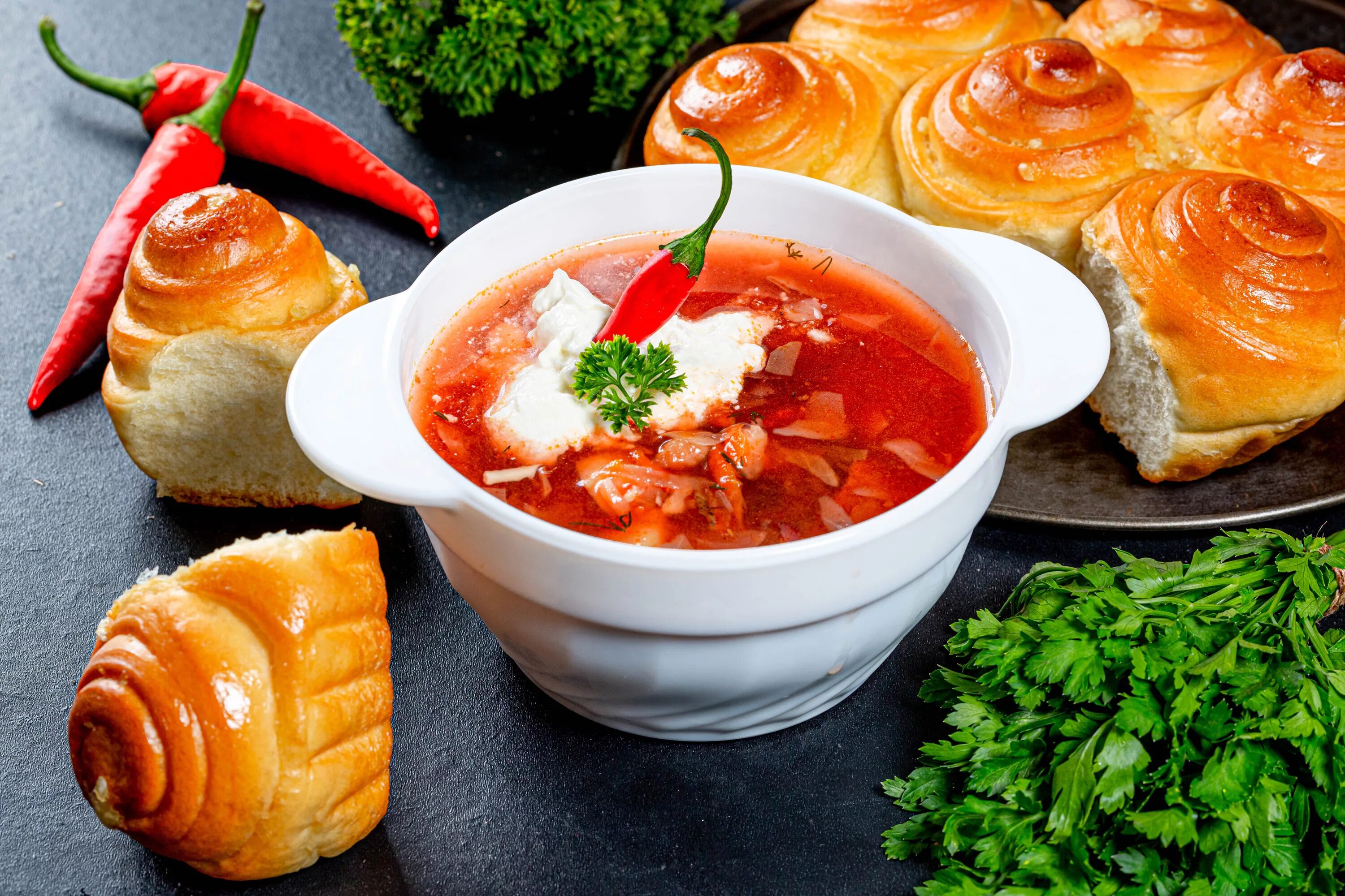 Теплый обед. Горячие обеды. борщ украинский с пампушками. вкусный борщ с пампушками. обед борщ.