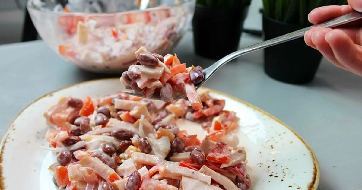 Салат мужской каприз с фасолью и кукурузой. Салат с фасолью и ветчиной. Салат с красной фасолью и ветчиной. Салат с фасолью консервированной и ветчиной. Салат с фасолью консервированной и ветчиной.