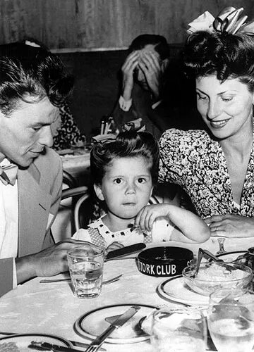 Сын фрэнка айеро. Детей фрэнк. Детей фрэнк. Фрэнк синатра молодой. Фрэнк синатра в детстве маленький.