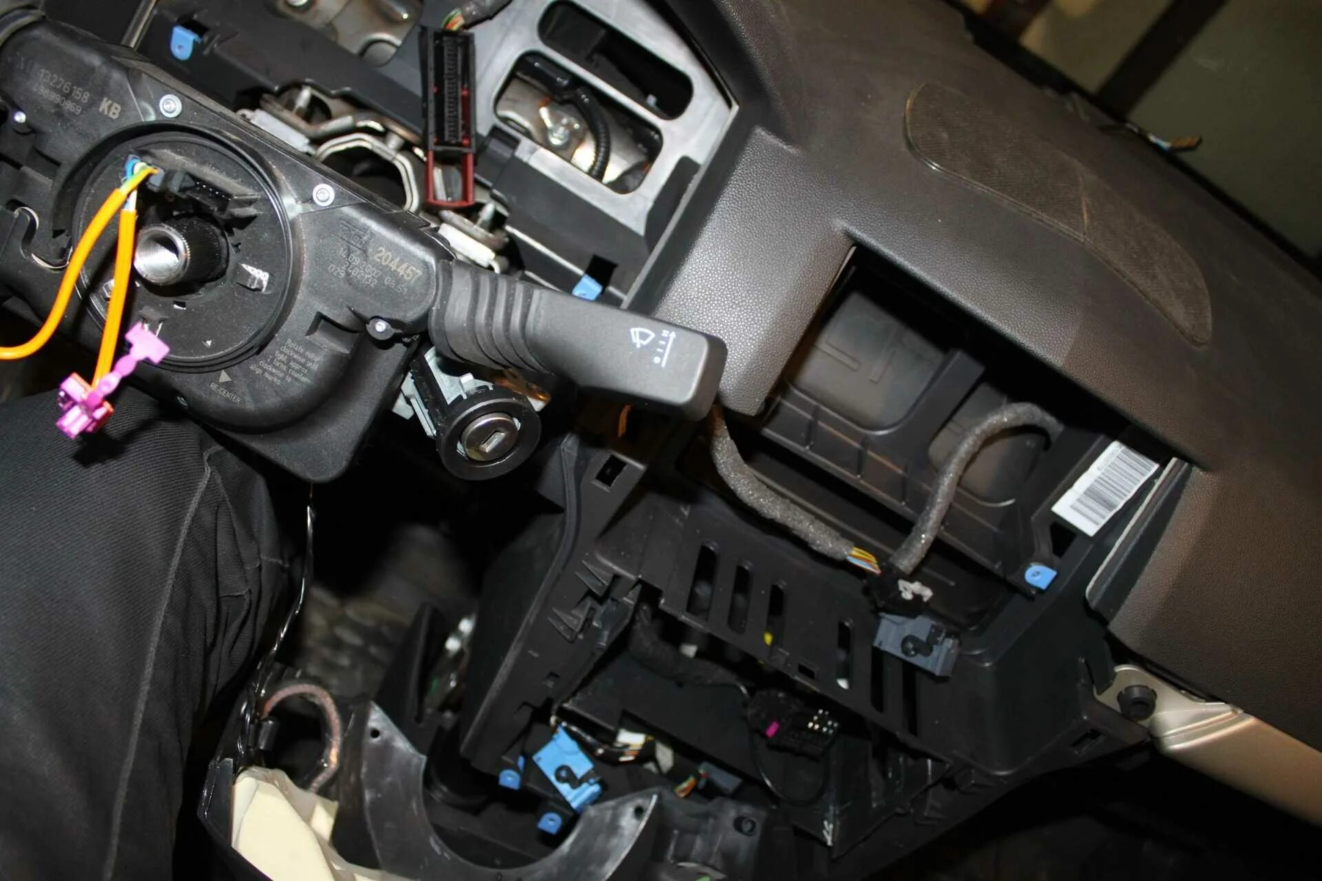 Снятие панели под рулем поло седан. Панель под рулем. Под рулем. Панель под рулем. Mazda 3 2006 interior.