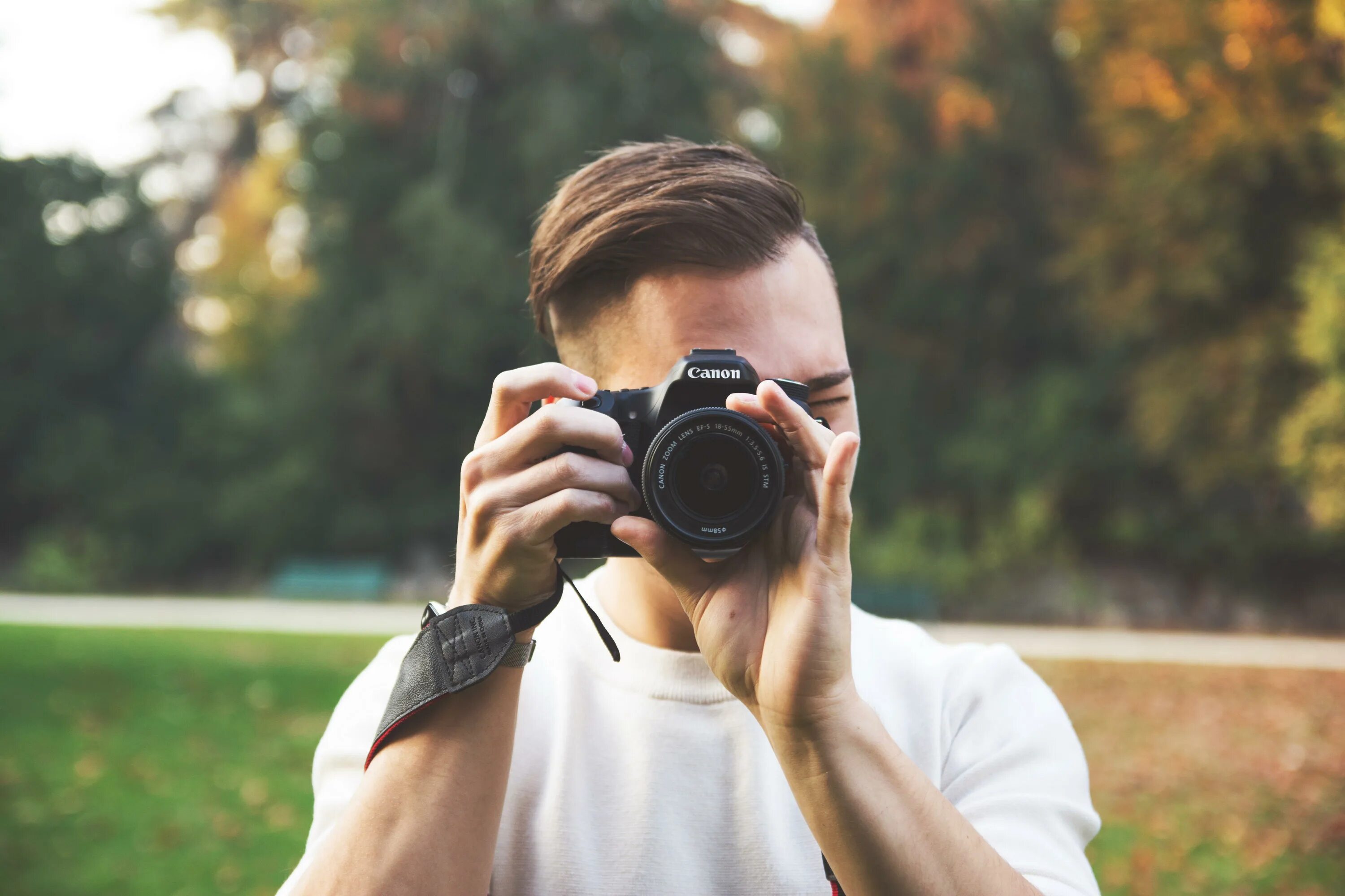 Парень с фотоаппаратом. Человек фотографирует. Парень с камерой. Парень с фотоаппаратом в руках. Скачай камера man