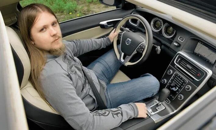 Ауди ст. Владелец ауди в пиджаке. Ауди р8 2022 зеленая. Audi r8 2013. Ауди статьи ютубе.
