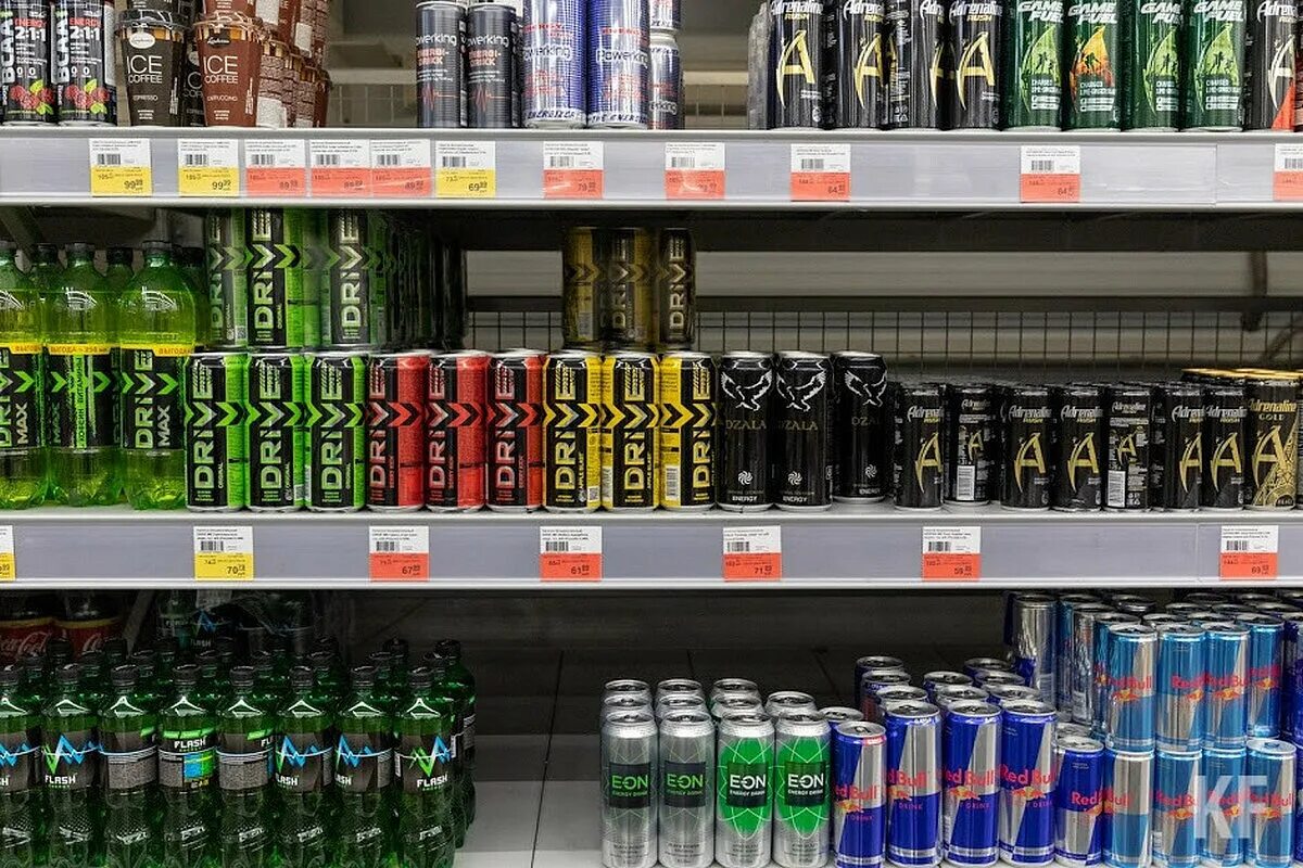 Энергетик продается. Энергетики в магазине. магазин энергетиков. энергетики на полках магазина. полки магазина с энергетиками.