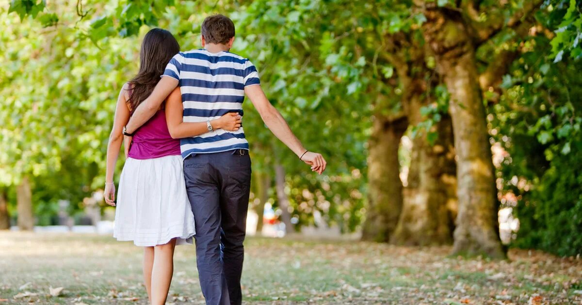 К чему снится гулять. Парень и девушка гуляют. К чему снится идти за руку. К чему снится прогулка с парнем. Прогулка в парке пара.