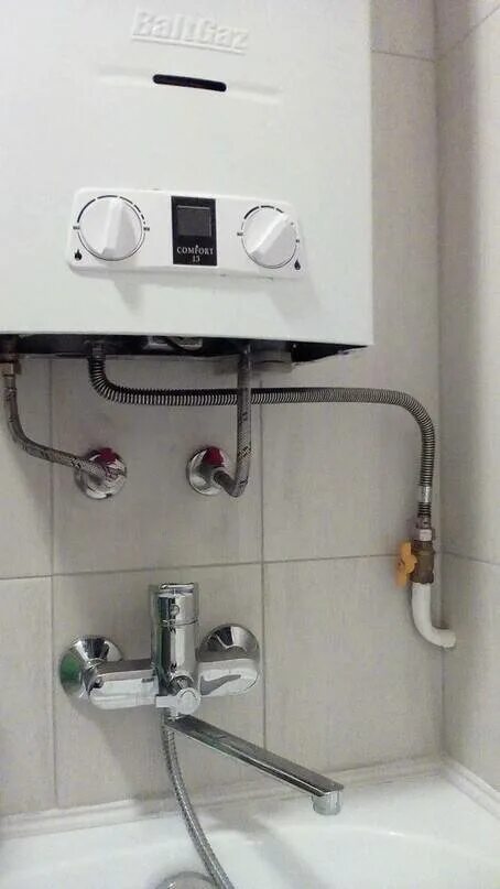 Можно ли устанавливать котел в ванной комнате. Газовая колонка в ванной. ванна с газовой колонкой. газовый водонагреватель в ванной. ванная с газовой колонкой.