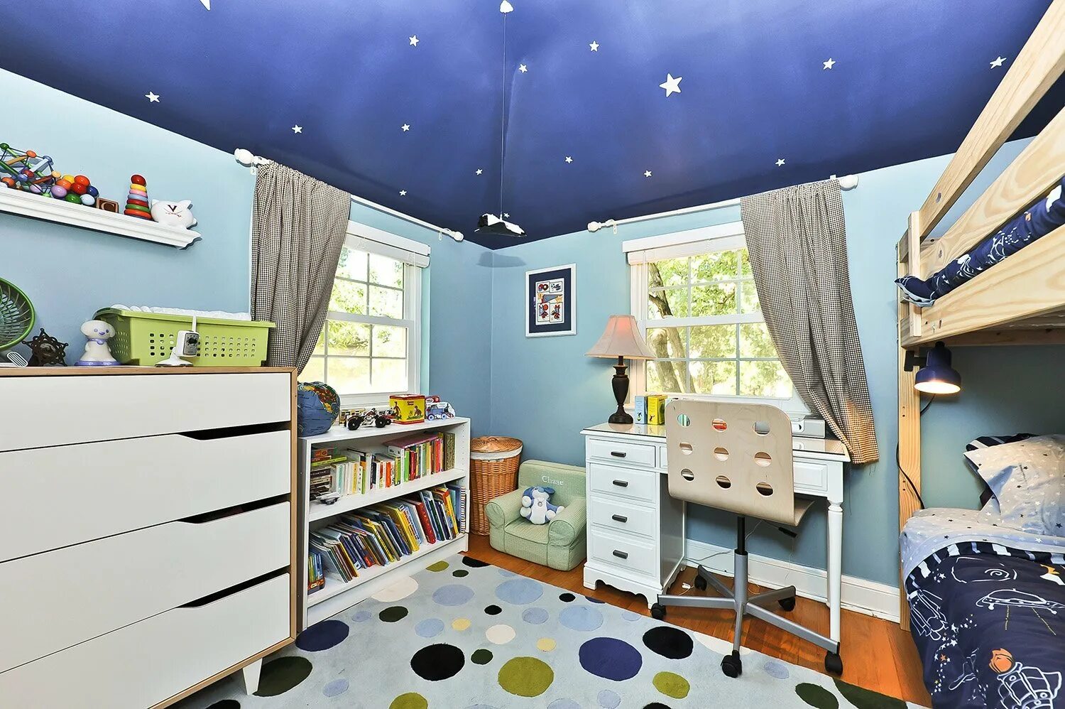 Детская комната в стиле космос. Комната в стиле космос. Декор для комнаты мальчика. Космическая тема в интерьере. Спальня в космическом стиле.