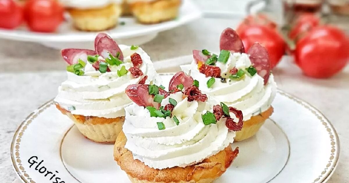 закусочные капкейки на 23 февраля. несладкие капкейки на 23. капкейки с сыром и ветчиной. капкейки закусочные несладкие. капкейки на белом фоне.