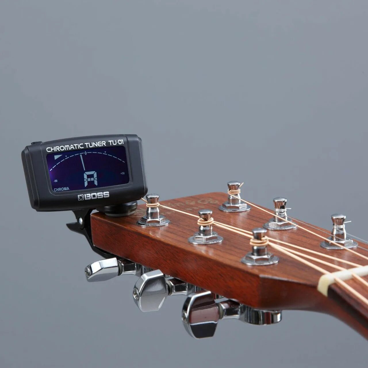 Хроматический тюнер для гитары. Тюнер boss. chromatic guitar tuner tu100. профессиональный гитарный тюнер boss. гитарные процессоры boss со встроенным тюнером.