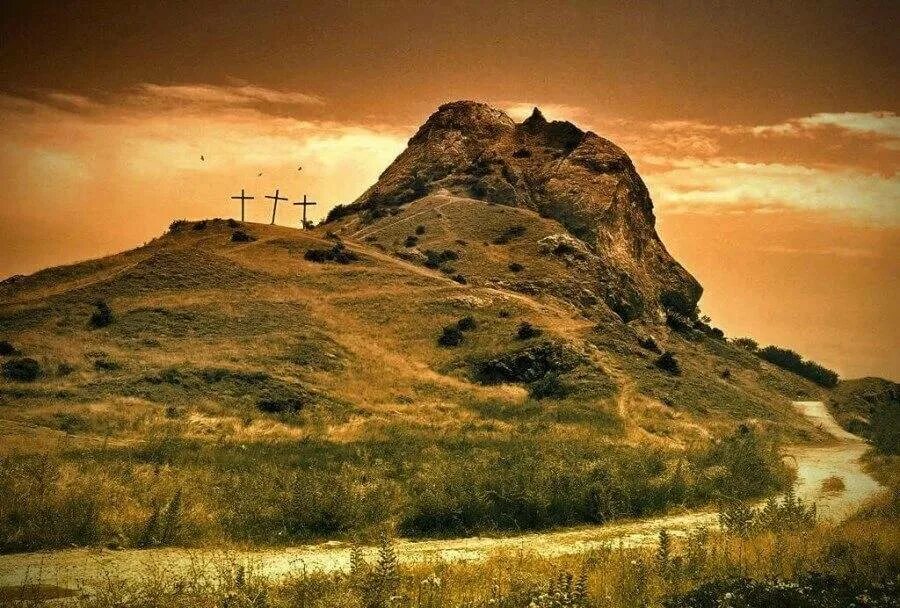 Человек вдалеке. Стоит где на холме. Башня гластонбери, великобритания. Стоит где на холме. Вершина.